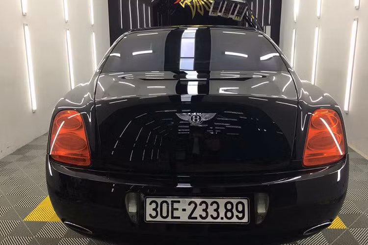Mới đây, trên thị trường xe cũ xuất hiện một chiếc Bentley Continental Flying Spur đã qua sử dụng thuộc đời 2006 của một chủ nhân tại Hà Nội. Chiếc xe này được rao bán với mức giá chỉ 1,999 tỷ đồng, ngang bằng với một chiếcxe sang tầm trung mới đang được bán chính hãng tại Việt Nam.