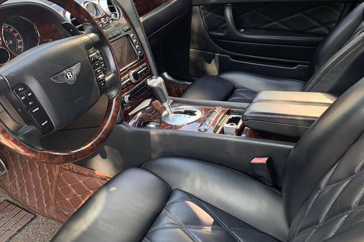 Nội thất bên trong của xe tương đối ổn với các chi tiết bọc da và ốp gỗ bóng, vô-lăng dạng đa chấu tích hợp phím chức năng, ghế ngồi với các đường gân dập nổi bọc da cao cấp, cùng hàng loạt trang bị tiện nghi khác.