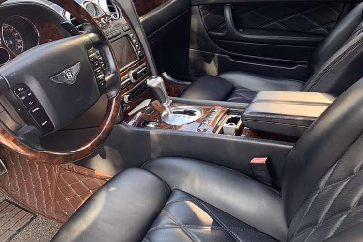 Nội thất bên trong của xe tương đối ổn với các chi tiết bọc da và ốp gỗ bóng, vô-lăng dạng đa chấu tích hợp phím chức năng, ghế ngồi với các đường gân dập nổi bọc da cao cấp, cùng hàng loạt trang bị tiện nghi khác.