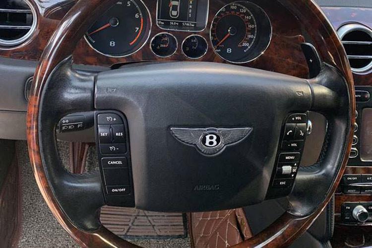 Xe được trang bị vô lăng 34 chấu bọc da, ốp gỗ với các phím bấm tiện ích hữu dụng. Ghế lái bọc da và gỗ cao cấp, đi kèm các đường gân dập nổi, tích hợp hệ thống điện, điều chỉnh điện 14 hướng, ghi nhớ vị trí ngồi.