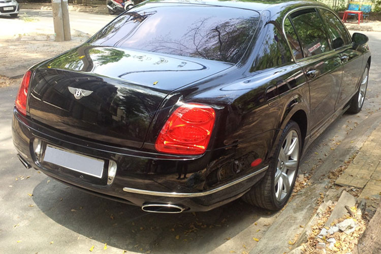 Mẫu siêu xe sang Bentley Continental Flying Spur 2006 được trang bị khối động cơ 6.0 lít W12 tăng áp kép, công suất 552 mã lực tại vòng tua máy 6.100 vòng/phút, mô-men xoắn cực đại 650 Nm tại 1.600 vòng/phút, đi kèm hộp số tự động 6 cấp, vô-lăng tích hợp lẫy chuyển số.