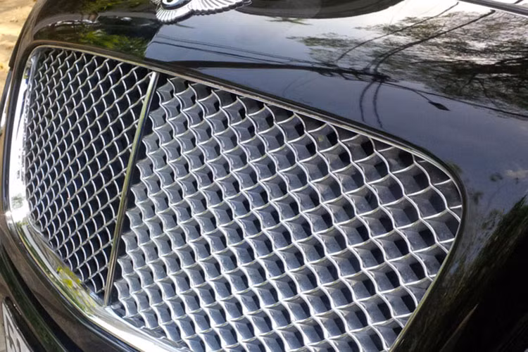 Về ngoại thất, chiếc siêu xe sang giá rẻ này được chủ nhân chăm chút khá kỹ càng. Thời điểm về nước vào những năm 2008 - 2012, những chiếc Bentley Continental Flying Spur cũ đã qua sử dụng này được khá nhiều đại gia và các doanh nhân trẻ yêu thích và mua về sử dụng. Khi đó, nó có mức giá không dưới 10 tỷ đồng.