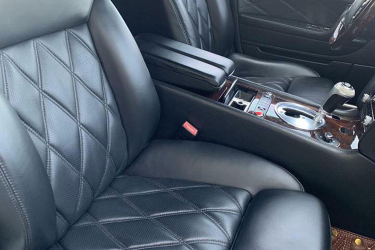 Hàng ghế sau của xe cũng có điều hoà riêng biệt. Ghế ngồi với logo Bentley thêu trên tựa đầu ghế, phần lưng ghế với chỉ khâu hình quả trám. Trang bị giải trí gồm màn hình 8 inch, hệ thống âm thanh cao cấp với ổ CD/DVD dành cho Bentley, camera lùi, rèm che nắng chỉnh điện...