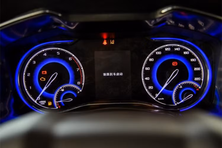 Xe sử dụng nội thất với da nâu, gỗ giả. Các nút bấm và lỗ thông hơi máy lạnh được bố trí khá giống với chiếc xe SUV hạng sang Range Rover Sport. Ngay cả các chi tiết bên trong cũng cố làm giống xe sang, nhưng độ hoàn thiện thì chỉ ở mức độ hạng trung không được mượt mà.