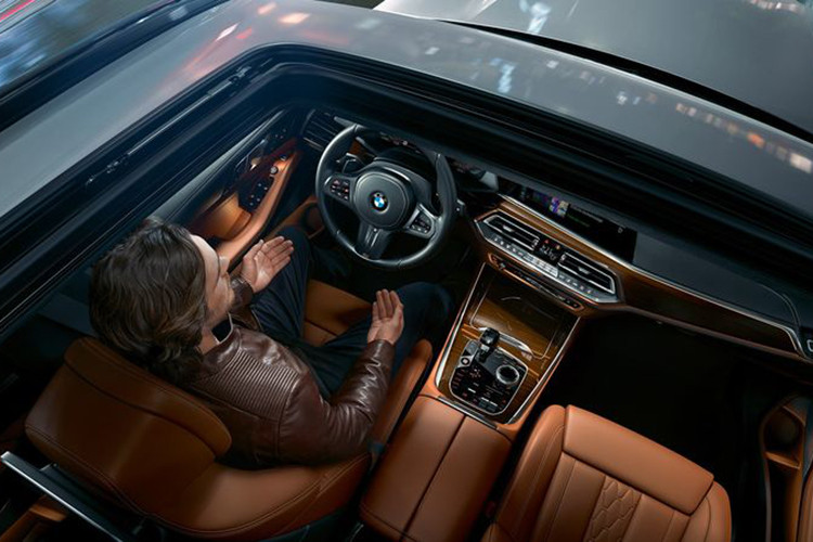 Đối với phiên bản X5 xDrive40i xLine Plus là phiên bản cao cấp hơn, do đó, các trang bị trên bản này cũng đầy đủ hơn bản xDrive40i xLine thông thường. Bao gồm: hệ thống đèn pha Laser, mâm xe 5 chấu 20 inch, cửa sổ trời toàn cảnh, ghế ngồi tích hợp sưởi/làm mát, cần số pha lê, hệ thống tạo hương thơm và lọc không khí, cửa hít, hệ thống âm thanh Harman Kardon 16 loa.