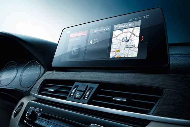 Đối với không gian nội thất, mẫu xe BMW X1 sDrive18i xLine 2020 mới đã được nâng cấp một màn hình giải trí kích thước 8.8 inch có kết nối điện thoại thông minh, cần số mới, hệ thống âm thanh 7 loa cùng bộ ampli 7 kênh, hệ điều hành BMW 6.0.