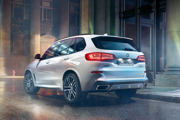 Về nâng cấp trang bị, phiên bản BMW X5 xDrive40i xLine sở hữu loạt tiện ích cải tiến mới như bổ sung lẫy chuyển số phía sau vô-lăng, bổ sung kính cách âm 2 lớp cùng lớp chống nhiệt, đèn pha LED thích ứng có chức năng mở rộng góc chiếu, mâm xe 5 chấu 19 inch, hệ thống âm thanh Hifi 10 loa 250 watt.