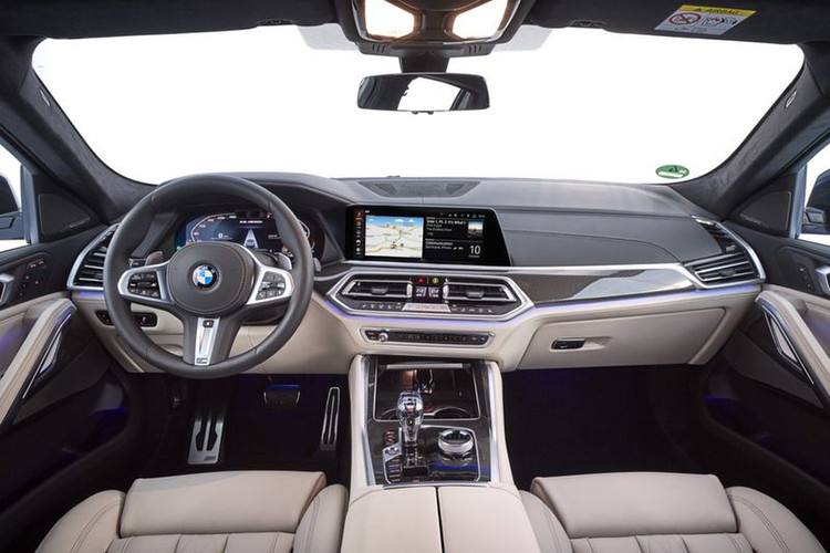 Bước sang thế hệ thứ 3, BMW X6 nổi bật hơn cả nhờ những thay đổi đáng giá về thiết kế nội, ngoại thất. Trong đó, một số chi tiết phải kể tới như bộ lưới tản nhiệt lớn hơn, cụm đèn chiếu sáng được tinh chỉnh với cấu hình mới, bộ mui dốc kết hợp với cánh lướt gió nhỏ vô cùng điệu đà.