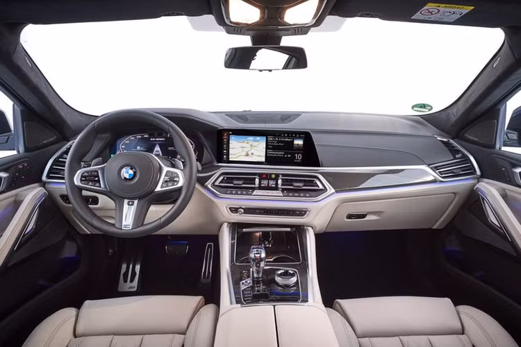 Bước sang thế hệ thứ 3, BMW X6 nổi bật hơn cả nhờ những thay đổi đáng giá về thiết kế nội, ngoại thất. Trong đó, một số chi tiết phải kể tới như bộ lưới tản nhiệt lớn hơn, cụm đèn chiếu sáng được tinh chỉnh với cấu hình mới, bộ mui dốc kết hợp với cánh lướt gió nhỏ vô cùng điệu đà.