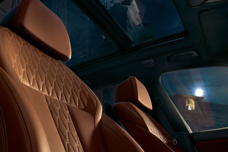 Ngoài những trang bị khác biệt kể trên, hai phiên bản X5 xDrive40i xLine Plus và X5 xDrive40i xLine Plus Plus đều sở hữu chung các tiện ích như đèn chào mừng, gói trang bị xLine ngoại thất, viền cửa sổ, bậc lên xuống ốp nhôm, cốp đóng/mở điện, kính tối màu ở khoang sau, màn hình giải trí và công-tơ-mét đồng kích cỡ 12.3 inch LCD.