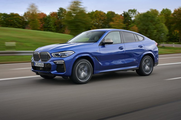 Về truyền động, BMW X6 xDrive40i mới sở hữu khối động cơ I6 3.0L tăng áp kép, cho ra công suất tối đa 335 mã lực và 447 Nm mô-men xoắn. Đi kèm với đó là hệ dẫn động 4 bánh và hộp số tự động 8 cấp.
