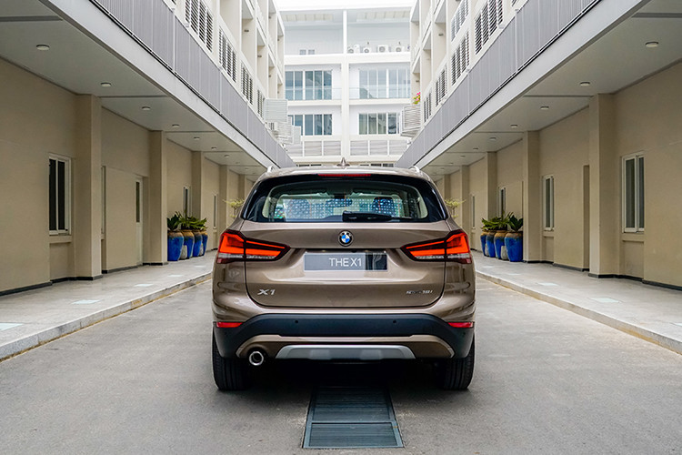 BMW X1 2020 mới được phân phối tại thị trường Việt Nam với một phiên bản duy nhất là bản sDrive18i xLine, đây là một phiên bản nâng cấp, X1 sDrive18i xLine 2020 sở hữu một số thay đổi về thiết kế và trang bị so với phiên bản tiền nhiệm.