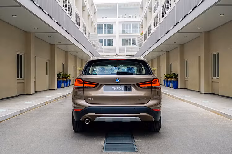 BMW X1 2020 mới được phân phối tại thị trường Việt Nam với một phiên bản duy nhất là bản sDrive18i xLine, đây là một phiên bản nâng cấp, X1 sDrive18i xLine 2020 sở hữu một số thay đổi về thiết kế và trang bị so với phiên bản tiền nhiệm.