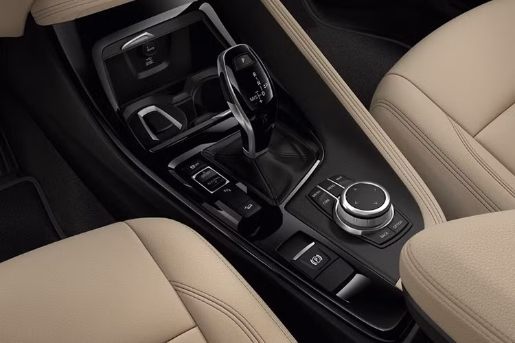 Về trang bị động cơ, BMW X1 sDrive18i xLine 2020 sử dụng động cơ 3 xy-lanh thẳng hàng 1.5L với công hệ tăng áp kép TwinTurbo, cho ra công suất tối đa 140 mã lực và 220 Nm mô-men xoắn cực đại. Đi kèm với đó là hộp số tự động 7 cấp ly hợp kém và hệ dẫn động cầu trước. Giá xe BMW X1 sDrive18i xLine 2020 là 1,859 tỷ đồng tại Việt Nam.