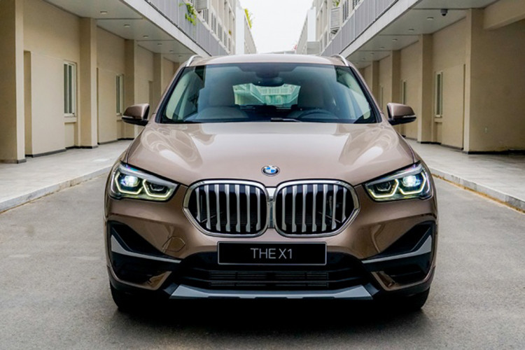 Trong đó bao gồm việc tái thiết kế của mẫu xe nhỏ nhất trong gia đình BMW X-Series là bộ lưới tản nhiệt hình quả thận to bản hơn, cụm đèn chiếu sáng LED với chi tiết mới, mâm xe 18 inch, cản trước/sau mới.