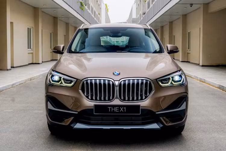 Trong đó bao gồm việc tái thiết kế của mẫu xe nhỏ nhất trong gia đình BMW X-Series là bộ lưới tản nhiệt hình quả thận to bản hơn, cụm đèn chiếu sáng LED với chi tiết mới, mâm xe 18 inch, cản trước/sau mới.