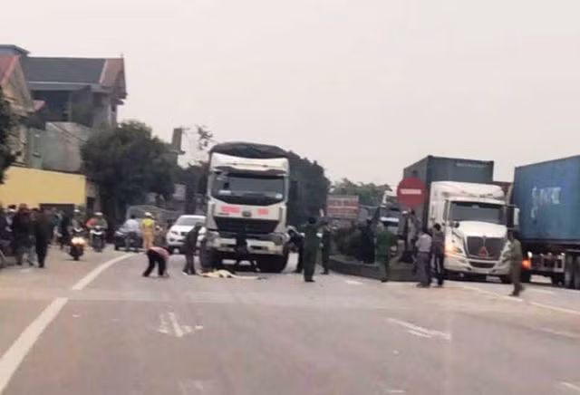 Be gai 3 tuoi chay ra duong bi xe tai tong tu vong