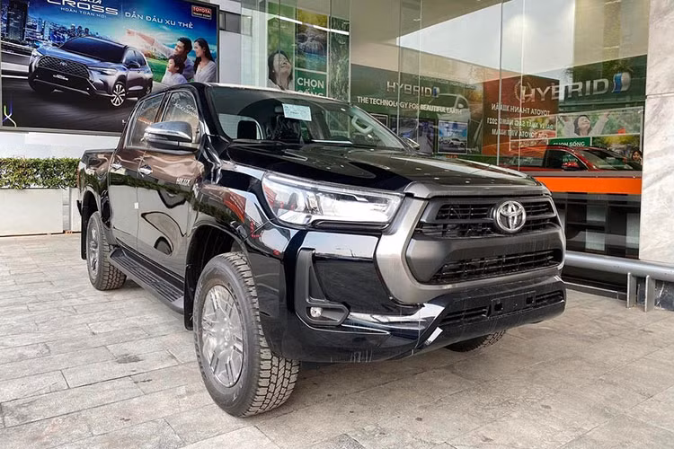 Trái ngược các mẫu xe cùng phân khúc xếp trên, Hilux xếp cuối bảng nhưng lại là mẫu xe duy nhất trong phân khúc tăng trưởng dương. Tuy nhiên, con số 14 xe ít ỏi không đủ để Toyota cải thiện vị trí thứ hạng. Hiện tại, Toyota Hilux bán chậm nhất phân khúc.