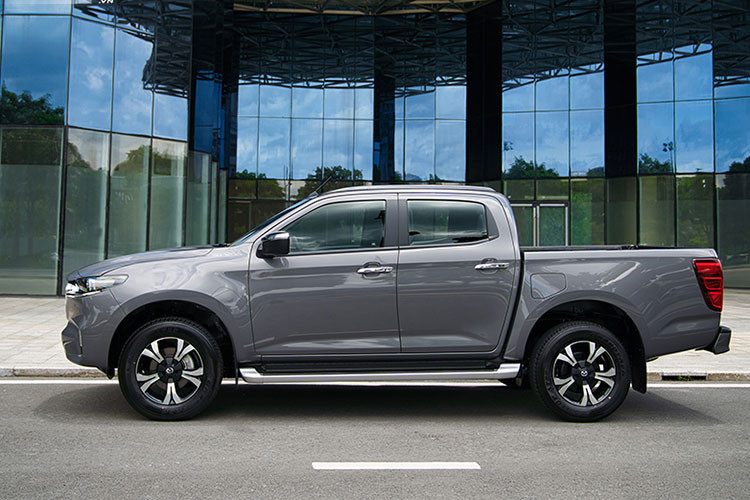 Hiện tại, giá xe Mazda BT-50 2023 tại Việt Nam đang được nhà phân phối và lắp ráp Trường Hải Thaco niêm yết quanh mức 654 - 809 triệu đồng cùng 2 phiên bản là 1.9 AT 4x2 và 1.9 MT 4x2. 