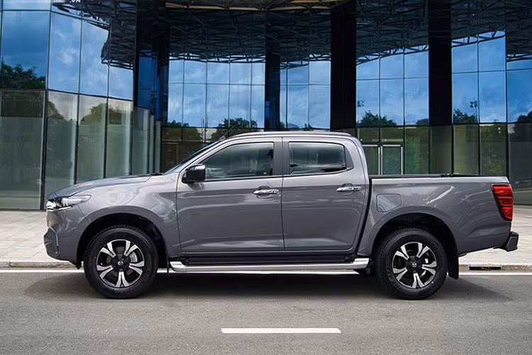 Hiện tại, giá xe Mazda BT-50 2023 tại Việt Nam đang được nhà phân phối và lắp ráp Trường Hải Thaco niêm yết quanh mức 654 - 809 triệu đồng cùng 2 phiên bản là 1.9 AT 4x2 và 1.9 MT 4x2. 