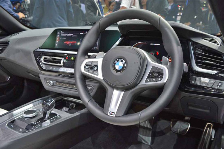 BMW Z4 sDrive 30i M Sport 2019 được trang bị động cơ xăng 4 xi-lanh, tăng áp, dung tích 2.0 lít, tạo ra công suất tối đa 258 mã lực và mô-men xoắn cực đại 400 Nm tại tua máy từ 1.550 - 4.400 vòng/phút. Sức mạnh được truyền tới cầu sau thông qua hộp số ZF tự động 8 cấp. Nhờ đó, xe có thể tăng tốc từ 0-100 km/h trong thời gian 5,4 giây và đạt vận tốc tối đa giới hạn điện tử 250 km/h.