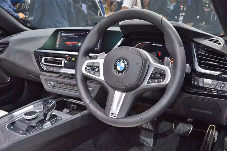 BMW Z4 sDrive 30i M Sport 2019 được trang bị động cơ xăng 4 xi-lanh, tăng áp, dung tích 2.0 lít, tạo ra công suất tối đa 258 mã lực và mô-men xoắn cực đại 400 Nm tại tua máy từ 1.550 - 4.400 vòng/phút. Sức mạnh được truyền tới cầu sau thông qua hộp số ZF tự động 8 cấp. Nhờ đó, xe có thể tăng tốc từ 0-100 km/h trong thời gian 5,4 giây và đạt vận tốc tối đa giới hạn điện tử 250 km/h.
