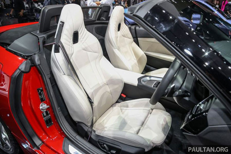 Trong khi đó, BMW Z4 M40i 2019 sở hữu động cơ xăng 6 xi-lanh thẳng hàng, dung tích 3.0 lít, sản sinh công suất tối đa 340 mã lực và mô-men xoắn cực đại 500 Nm tại tua máy 1.600 - 4.500 vòng/phút. Động cơ này cho phép xe tăng tốc từ 0-100 km/h chỉ trong 4,5 giây.