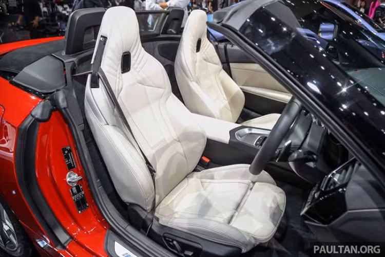 Trong khi đó, BMW Z4 M40i 2019 sở hữu động cơ xăng 6 xi-lanh thẳng hàng, dung tích 3.0 lít, sản sinh công suất tối đa 340 mã lực và mô-men xoắn cực đại 500 Nm tại tua máy 1.600 - 4.500 vòng/phút. Động cơ này cho phép xe tăng tốc từ 0-100 km/h chỉ trong 4,5 giây.