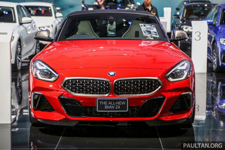Giá bán BMW Z4 2019 tương ứng với 2 phiên bản này là 3,999 triệu Baht (2,91 tỷ đồng) và 4,999 triệu Baht (3,64 tỷ đồng). Con số của BMW Z4 M40i 2019 tương đương với giá bán dự kiến của Toyota GR Supra 2020 tại thị trường Thái Lan. Theo đại diện BMW, Z4 2019 dành cho Thái Lan sẽ được nhập khẩu nguyên chiếc từ Áo.