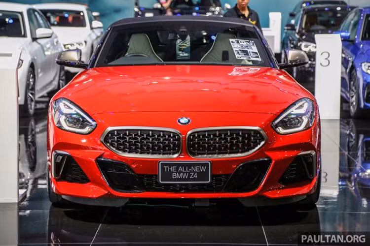 Giá bán BMW Z4 2019 tương ứng với 2 phiên bản này là 3,999 triệu Baht (2,91 tỷ đồng) và 4,999 triệu Baht (3,64 tỷ đồng). Con số của BMW Z4 M40i 2019 tương đương với giá bán dự kiến của Toyota GR Supra 2020 tại thị trường Thái Lan. Theo đại diện BMW, Z4 2019 dành cho Thái Lan sẽ được nhập khẩu nguyên chiếc từ Áo.