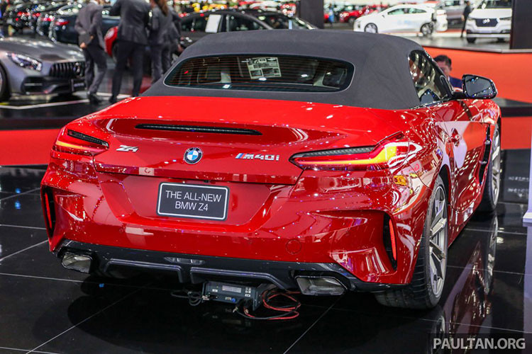 BMW Z4 2019 mới sở hữu trang bị tiêu chuẩn như gói ngoại thất M Sport thể thao, đèn pha LED thích ứng, vành hợp kim 19 inch với chấu kép, mở cửa không cần chìa khóa, ghế chỉnh điện, ghế lái nhớ vị trí, nội thất bọc da Vernasca, điều hòa tự động 2 vùng, vô lăng Variable Sport Steering và bảng đồng hồ kỹ thuật số BMW Live Cockpit Professional.