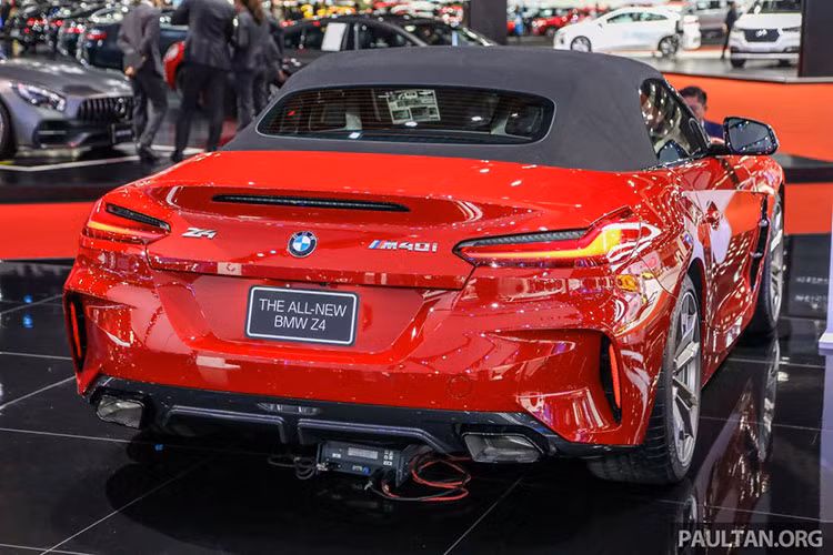 BMW Z4 2019 mới sở hữu trang bị tiêu chuẩn như gói ngoại thất M Sport thể thao, đèn pha LED thích ứng, vành hợp kim 19 inch với chấu kép, mở cửa không cần chìa khóa, ghế chỉnh điện, ghế lái nhớ vị trí, nội thất bọc da Vernasca, điều hòa tự động 2 vùng, vô lăng Variable Sport Steering và bảng đồng hồ kỹ thuật số BMW Live Cockpit Professional.