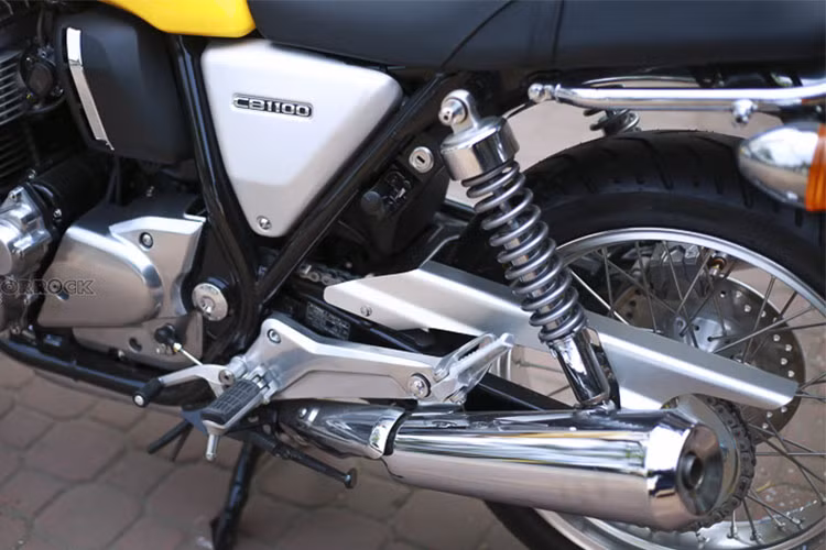 Bánh sau của CB1100RS có đường kính 18 inch, cùng trang bị an toàn là phanh đĩa đơn với heo Nissin 1 piston kèm hệ thống ABS, hệ thống giảm sóc phía sau của thương hiệu Showa có thể điều chỉnh... Xe có trọng lượng 255kg, đi kèm bình xăng dung tích 16 lít.