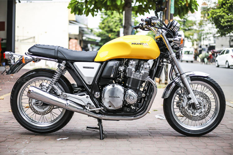 Được thiết kế với phong cách cố điển pha trộn hiện đại, Honda CB1100 EX 2018 có thiết kế không thay đổi nhiều so với thế hệ trước với kích thước tổng thể là 2.195 x 0.835 x 1.130 (mm). Nó dễ dàng cuốn hút các tín đồ mê xe môtô hoài cổ đang có xu hướng thịnh hành trở lại.