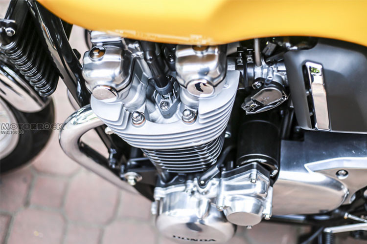 Chiều cao yên xe của Honda CB1100RS đời 2018 mới là 785 mm, khá phù hợp với thể hình của người dùng Châu Á. Ngoài ra, so với phiên bản cũ nó cũng sở hữu ngoại hình được trau truốt hơn với những hình khối bo tròn đẹp mắt và cách phối màu khiến bất kỳ ai cũng phải ngước nhìn.