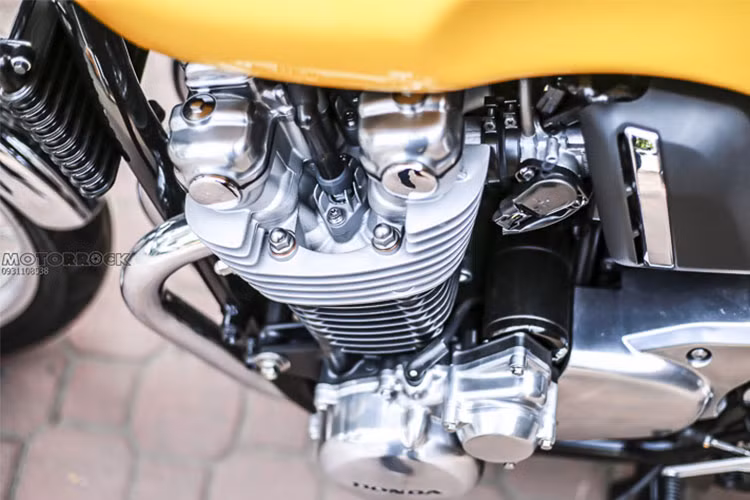 Chiều cao yên xe của Honda CB1100RS đời 2018 mới là 785 mm, khá phù hợp với thể hình của người dùng Châu Á. Ngoài ra, so với phiên bản cũ nó cũng sở hữu ngoại hình được trau truốt hơn với những hình khối bo tròn đẹp mắt và cách phối màu khiến bất kỳ ai cũng phải ngước nhìn.