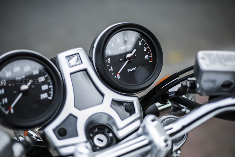 Bảng đồng hồ của chiếc xe cũng được giữ nguyên thiết kế của một mẫu xe CB750f cổ điển với 2 đồng hồ báo tua/báo tốc nằm đối xứng. Tuy nhiên ở giữa chúng nay là một màn hình hiển thị đa thông tin nhỏ, có khả năng chuyển qua lại các chế độ hiển thị nhờ 2 nút bấm bên dưới. Các nút điều khiển, khóa điện dạng chìa... không thay đổi.