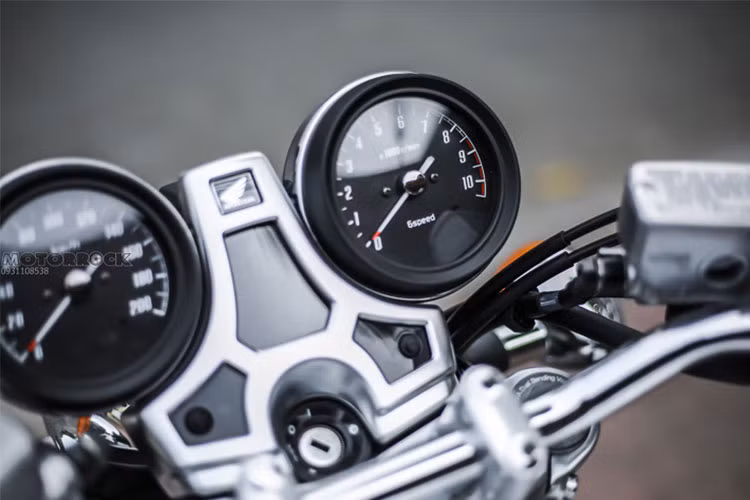 Bảng đồng hồ của chiếc xe cũng được giữ nguyên thiết kế của một mẫu xe CB750f cổ điển với 2 đồng hồ báo tua/báo tốc nằm đối xứng. Tuy nhiên ở giữa chúng nay là một màn hình hiển thị đa thông tin nhỏ, có khả năng chuyển qua lại các chế độ hiển thị nhờ 2 nút bấm bên dưới. Các nút điều khiển, khóa điện dạng chìa... không thay đổi.