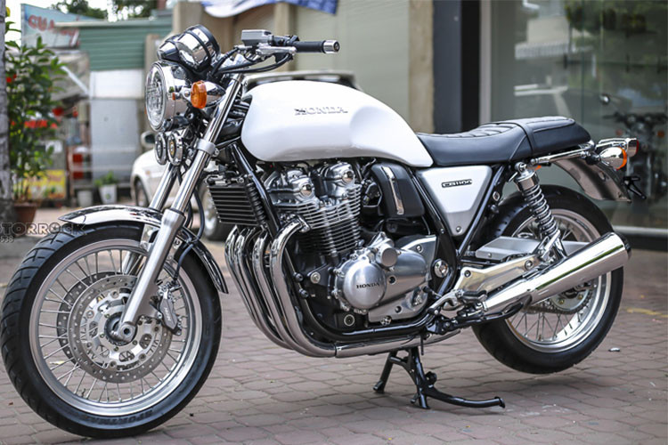 Honda CB1100 EX 2018 được trang bị khối động cơ DOHC 4 xilanh thẳng hàng, dung tích 1140cc, xe đạt công suất 89 mã lực tại vòng tua 7500 rpm, mô-men xoắn 91Nm @ 5,500rpm. Hộp số 6 cấp, tỉ số nén 9.5:1. Theo thông tin từ phía nhà sản xuất, mức tiêu hao nhiên liệu của xe tham khảo là 25,1 km/lít xăng.