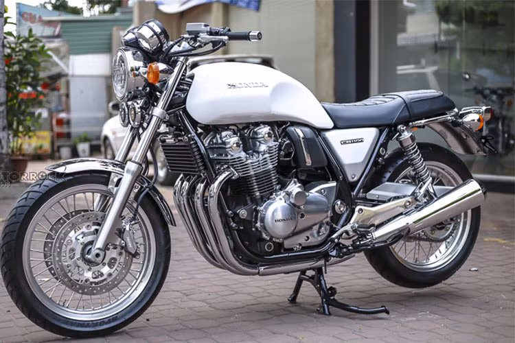 Honda CB1100 EX 2018 được trang bị khối động cơ DOHC 4 xilanh thẳng hàng, dung tích 1140cc, xe đạt công suất 89 mã lực tại vòng tua 7500 rpm, mô-men xoắn 91Nm @ 5,500rpm. Hộp số 6 cấp, tỉ số nén 9.5:1. Theo thông tin từ phía nhà sản xuất, mức tiêu hao nhiên liệu của xe tham khảo là 25,1 km/lít xăng.