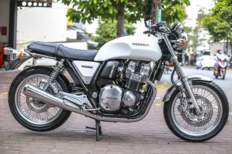 Mẫu xe môtô phân khối lớn phong cách hoài cổ - Honda CB1100 EX 2018 vừa được một cửa hàng bán môtô nhập khẩu tại TP HCM đem từ Nhật về Việt Nam. Mẫu xe này hiện đang được treo giá khoảng dưới 520 triệu đồng (mức giá của xe đã gồm VAT, phí trước bạ và ra biển số).