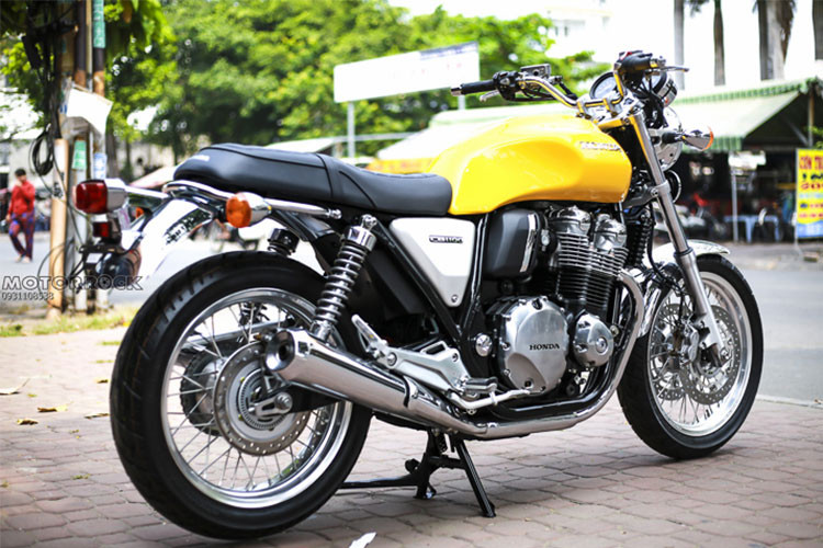 Dè trước, sau của xe mạ sáng bóng gắn phía trên là đèn hậu với thiết kế cổ điển và tích hợp pát biển số. Các đèn xi-nhan được đặt hai bên tay xách của xe - toàn bộ cụm đèn hậu đều dạng full led. Xe được trang bị ống xả kép đối xứng, đưa khí thải ừng cặp xi-lanh ra hai bên thân xe.