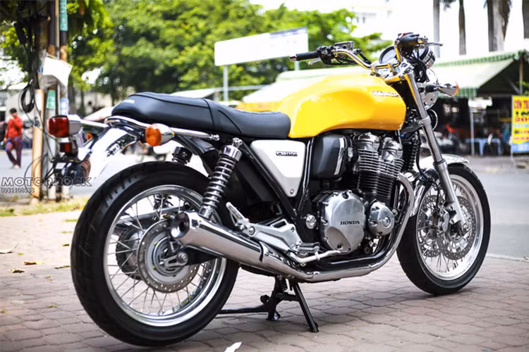 Dè trước, sau của xe mạ sáng bóng gắn phía trên là đèn hậu với thiết kế cổ điển và tích hợp pát biển số. Các đèn xi-nhan được đặt hai bên tay xách của xe - toàn bộ cụm đèn hậu đều dạng full led. Xe được trang bị ống xả kép đối xứng, đưa khí thải ừng cặp xi-lanh ra hai bên thân xe.