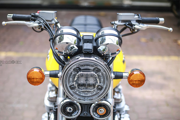 Là bản nâng cấp mới cho 2018, có thể thấy các chi tiết xe so với đời cũ cách đây 1 năm gần như không đổi mà chỉ được nâng cấp lên. Cụ thể phần đầu xe đơn giản với đèn pha tròn có kích thước lớn, chóa đèn cùng xi nhan dạng full led đi kèm các chi tiết mạ crom sáng bóng nổi bật.