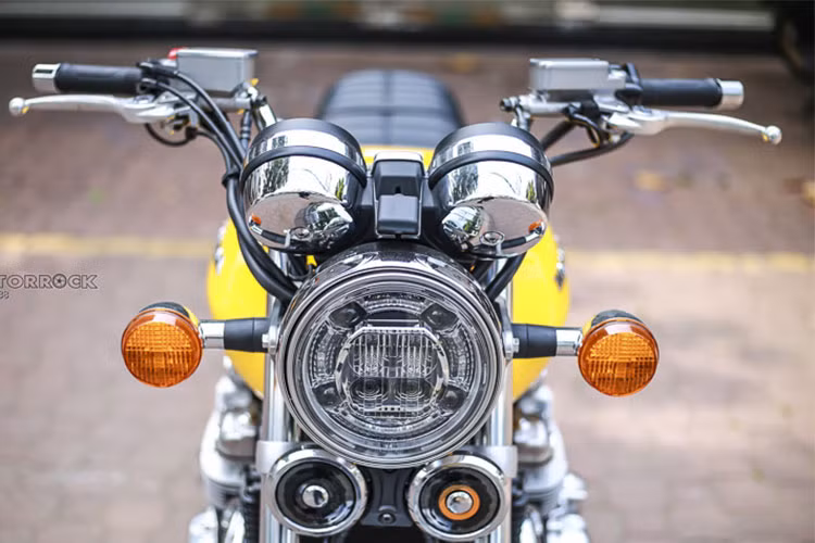 Là bản nâng cấp mới cho 2018, có thể thấy các chi tiết xe so với đời cũ cách đây 1 năm gần như không đổi mà chỉ được nâng cấp lên. Cụ thể phần đầu xe đơn giản với đèn pha tròn có kích thước lớn, chóa đèn cùng xi nhan dạng full led đi kèm các chi tiết mạ crom sáng bóng nổi bật.