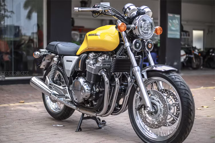 Hiện tại ở Việt Nam, Honda CB1100 là một dòng xe khá được ưa chuộng, đã xuất hiện ở cả 2 phiên bản CB1100 và CB1100EX bởi một số đại lý nhập khẩu tư nhân. Mẫu xe Honda CB1100 EX bản 2018 nâng cấp mới này không có gì thay đổi so với trước, nó vẫn được coi là "hậu duệ" trực tiếp của huyền thoại Honda CB750 Four năm xưa.