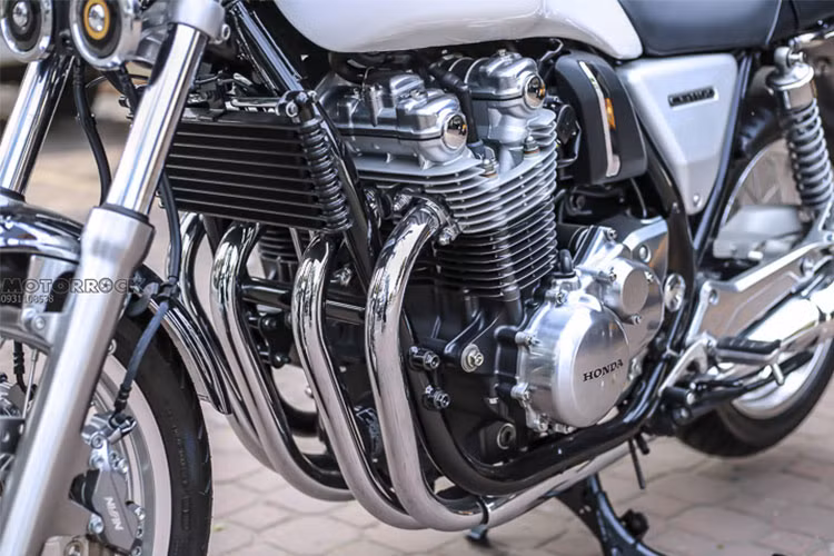 Sự khác biệt giữa phiên bản Honda CB1100EX trong bài viết này và "người anh em" CB1100RS đó là phiên bản EX sử dụng bánh căm hoài cổ, trong khi bản RS dùng vành đúc đa chấu hiện đại hơn. Là một mẫu xe mới, hệ thống phanh của xe gồm 2 đĩa phía trước, heo Tokico 2 pis mỗi bên và có trang bị chống bó cứng ABS tiêu chuẩn.