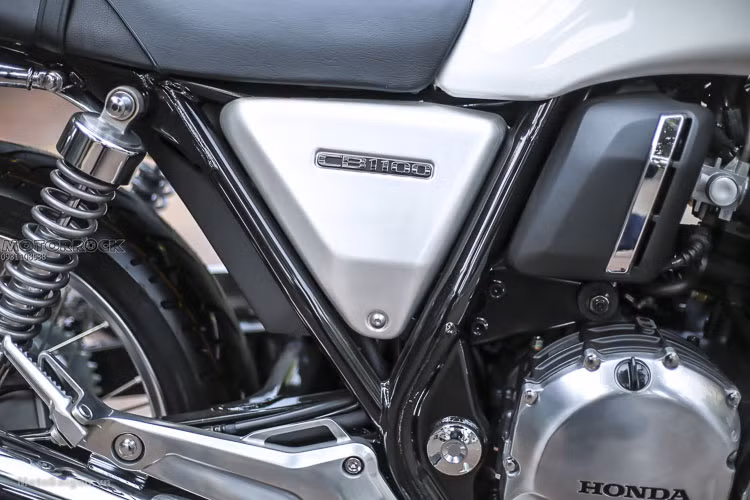 Bộ yên của CB1100 EX có thiết kế dày dặn với các đường sọc nổi cổ điển đem tới cảm giác thoải mái khi đi đường xa. Hai bên thân xe của phiên bản đặc biệt này khác biệt so với trước là trang bị ốp màu bạc, bộ khung xe màu đen kèm tem chữ nổi CB1100 mạ crom sang trọng.