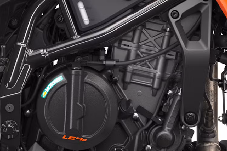 Chiều cao yên xe là 825mm. 250 Adventure cũng có 3 chế độ lái Rain/Street/Off-road, ABS tắt được và đáng ngạc nhiên là sang số nhanh quickshift trang bị sẵn.