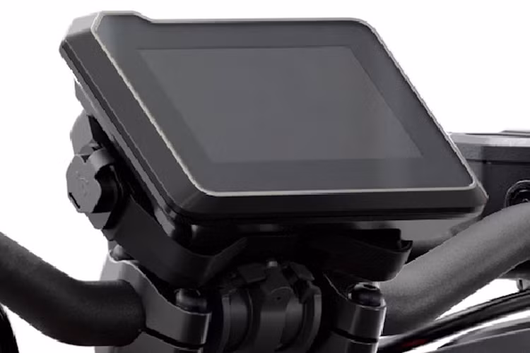 Dung tích nhỏ hơn khiến khối động cơ DOHC xi-lanh đơn làm mát bằng chất lỏng cho công suất 32PS tại 9.250rpm và mô-men xoắn cực đại 25Nm tại 7.250rpm. Để dễ so sánh, các bản 390 Adventure cho công suất 44 mã lực tại 8500 vòng/phút và mô-men xoắn 39Nm tại 7000 vòng/phút.